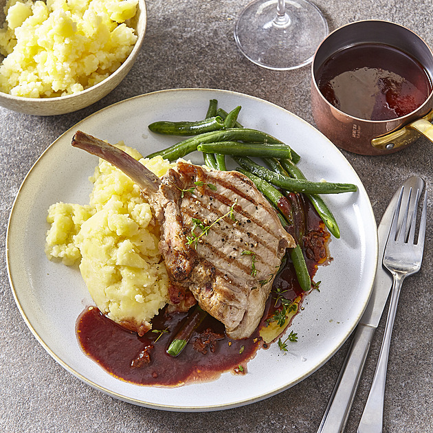 Šťavnatá telecí kotleta na tymiánu s omáčkou z Cabernet Sauvignon: Recept jako z restaurace