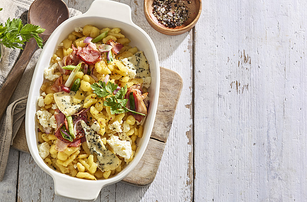 Domácí zapečené halušky s brynzou, nivou a slaninou: Recept na sytý oběd