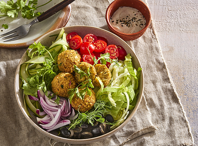 Svěží falafel salát s jogurtovo-tahini dresinkem: Zdravý a sytý bezlepkový oběd