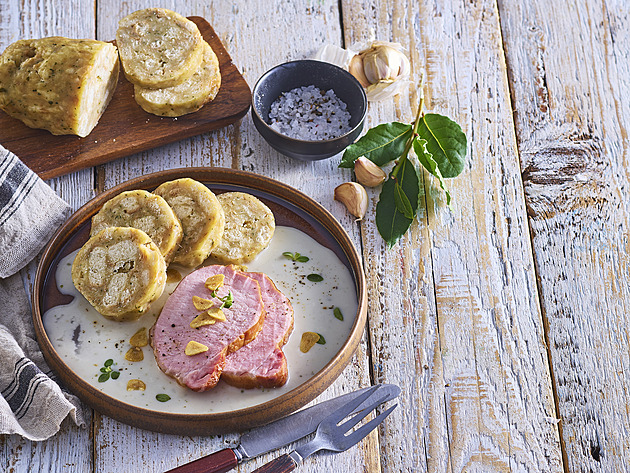 Poctivá česneková omáčka s uzeným masem: Tradiční recept, který vás zahřeje