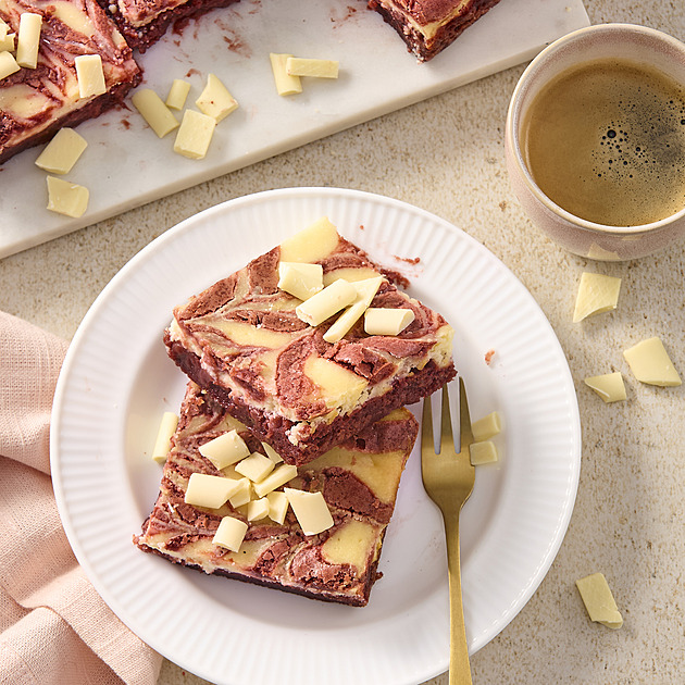 Vláčné Red Velvet cheesecake brownies: Recept na luxusní mramorový dezert