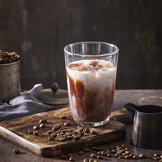 Domácí ledová káva s kakaovým sirupem: Recept na osvěžující moka