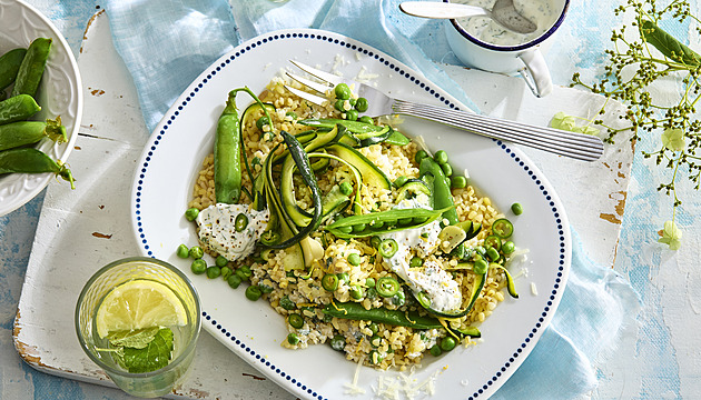 Bulgur s cuketou, hráškem a bylinkovým jogurtem: Recept na lehký fitness oběd