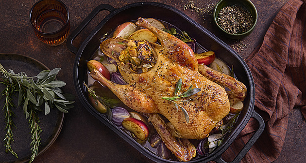 Pečená kachna s houbovo-dýňovou nádivkou a ciderem: Sváteční recept pro gurmány