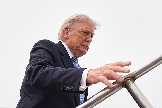 Ničemu nevěřit. Trumpova delegace před odletem z Číny vyhodila mobily i odznáčky
