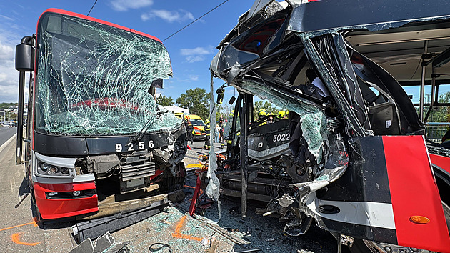 Škoda po srážce autobusu s tramvají činí 25 milionů, policie hledá svědky