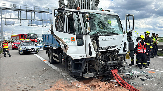 Nehoda kamionu a dodávky uzavřela část Pražského okruhu. Řidiče museli vyprostit