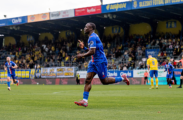 Quadri Adediran z Artisu Brno slav� g�l proti Opav�.