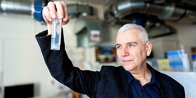 Revoluční metoda: vědci pomocí světla a levného prášku čistí vodu od antibiotik Revoluční metoda: vědci pomocí světla a levného prášku čistí vodu od antibiotik