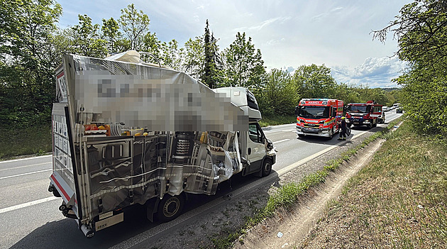 Dodávka na výpadovce z Prahy srazila dva údržbáře zeleně, jsou zranění