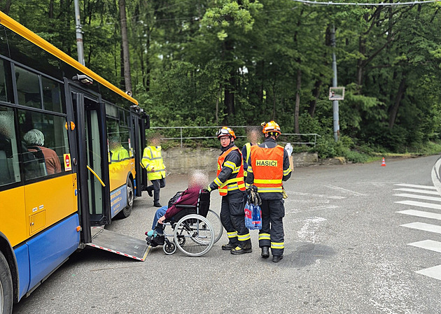 Do autobusu plného seniorů vracejících se z výletu naboural osobák, sedm zraněných