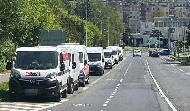 Tady nestůjte. Města vytlačují velká auta ze sídlišť, potíže se hromadí jinde