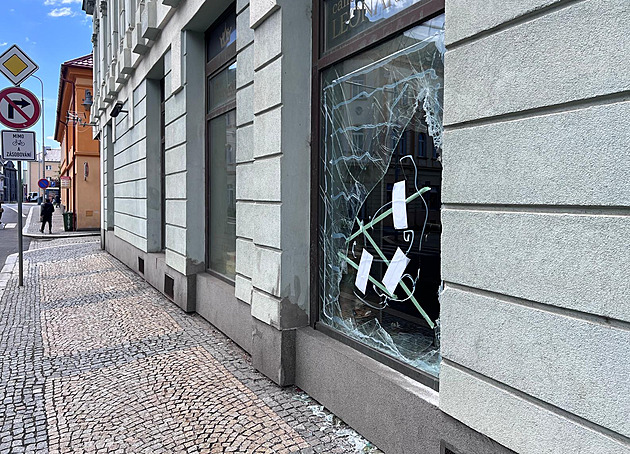 Zkoušel jsem herce, říká podnikatel k muži s puškou na ulici. Vtrhla k němu zásahovka