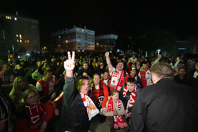 Slavia slaví titul: prázdný Eden, fanoušci u bran, Tvrdík slíbil akci na konci sezony Slavia slaví titul: prázdný Eden, fanoušci u bran, Tvrdík slíbil akci na konci sezony