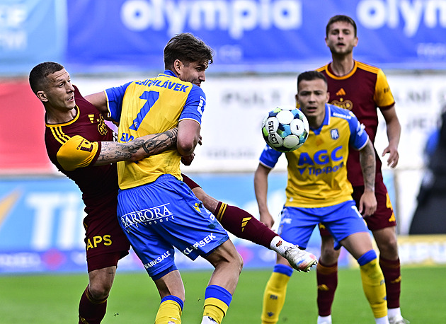 Teplice - Dukla 2:0, dvě vyloučení a prohra, hosté možnost odvrátit sestup nevyužili