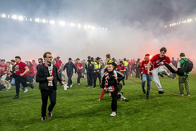 Derby jako emoční nákaza? Psycholog líčí: Na červenou vkročí jeden. A pak všichni Derby jako emoční nákaza? Psycholog líčí: Na červenou vkročí jeden. A pak všichni