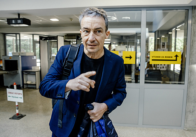 Prokopovo vysvětlení nestačí, reagují pražští politici. Dělá si z lidí legraci, tepou ho