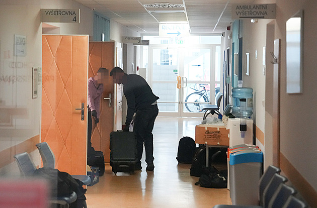 Úplatky, padělání lékařských zpráv. Policie zasahovala v ÚVN, zadržela 11 lidí
