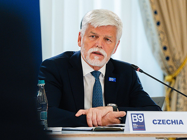 Pavel se v Bukurešti setkal s nevládnoucí královnou Margaretou. Zasadili lípu