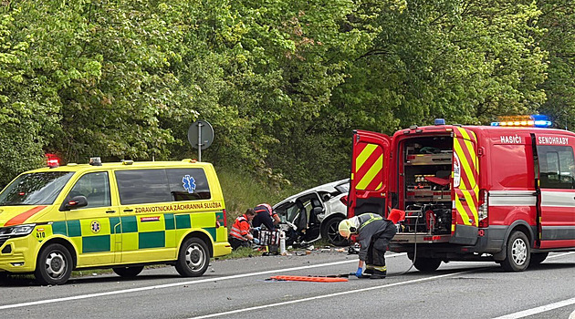 Hlavní tah na Benešovsku stojí po střetu dodávky s autem, přistávaly dva vrtulníky Hlavní tah na Benešovsku stojí po střetu dodávky s autem, přistávaly dva vrtulníky