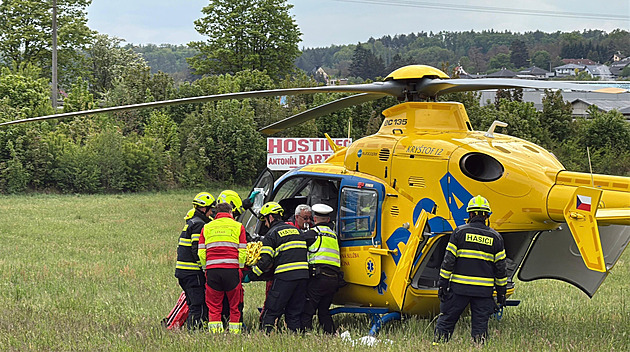 Hlavní tah na Benešovsku zastavil střet dodávky s auty, zraněných je více