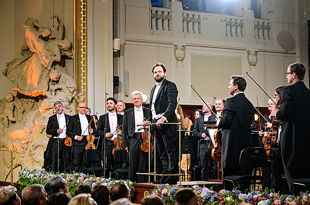 Pražské jaro odstartovalo v Obecním domě. Orchestr vedl Popelka