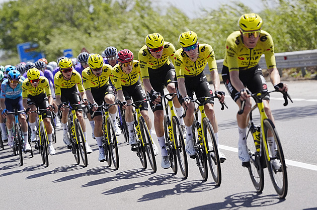 Giro ONLINE: Jediné stoupání dne přejíždí jen malý peloton, odpadli sprinteři i Silva Giro ONLINE: Jediné stoupání dne přejíždí jen malý peloton, odpadli sprinteři i Silva