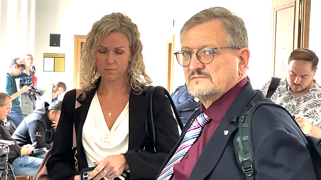 Policisté hledají další oběti lékaře z Jesenice, čelí obžalobě ze sexuálních činů