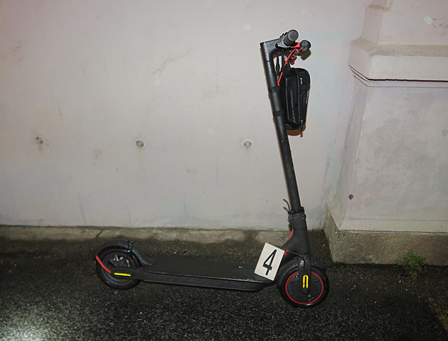 Muž bez přilby přeletěl přes řídítka elektrokoloběžky, pád na silnici nepřežil Muž bez přilby přeletěl přes řídítka elektrokoloběžky, pád na silnici nepřežil