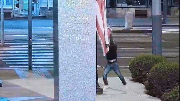Vandal strhl z památníku americkou vlajku a pak vztyčil pravici, hledají ho strážníci Vandal strhl z památníku americkou vlajku a pak vztyčil pravici, hledají ho strážníci