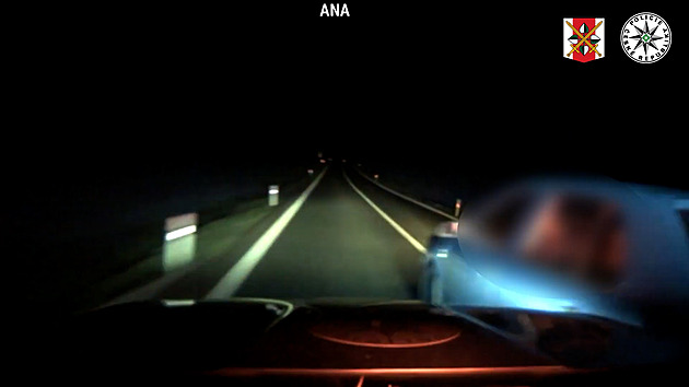 VIDEO: Drc a vyletěl ze silnice. Policisté zastavili narkomana tvrdým manévrem