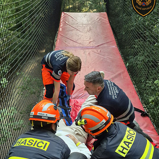 Žena se zranila v lanovém centru, záchranářům držel palce její vyděšený syn Žena se zranila v lanovém centru, záchranářům držel palce její vyděšený syn