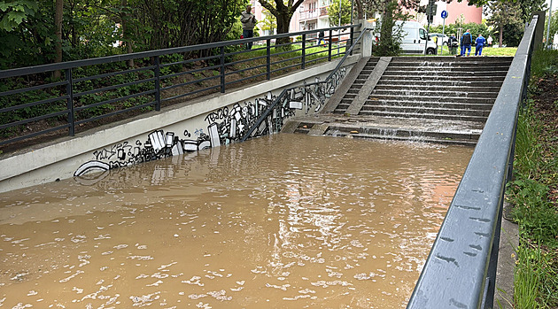 Laguna na pražských Hájích. Příval vody zatopil i podchod Laguna na pražských Hájích. Příval vody zatopil i podchod