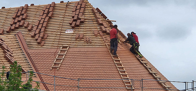 Šikmý kostel u Karviné mění barvu. Šedý eternit střídá oranžová bobrovka Šikmý kostel u Karviné mění barvu. Šedý eternit střídá oranžová bobrovka