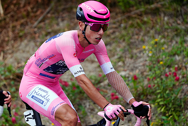 Giro ONLINE: Peloton míří k obávanému Blockhausu. Náskok úniku se tenčí Giro ONLINE: Peloton míří k obávanému Blockhausu. Náskok úniku se tenčí