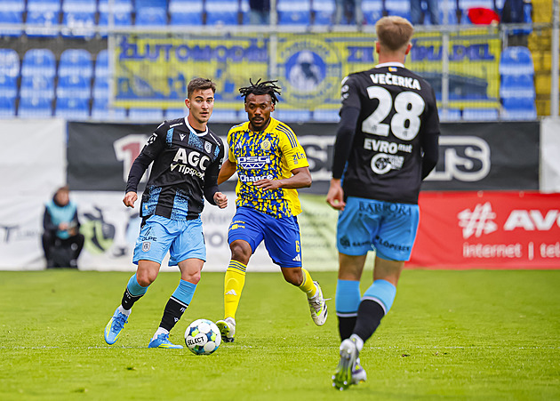ONLINE: Zlín - Teplice 2:2, Náprstek ránou o tyčku srovnává duel, hosté hrají v desíti ONLINE: Zlín - Teplice 2:2, Náprstek ránou o tyčku srovnává duel, hosté hrají v desíti