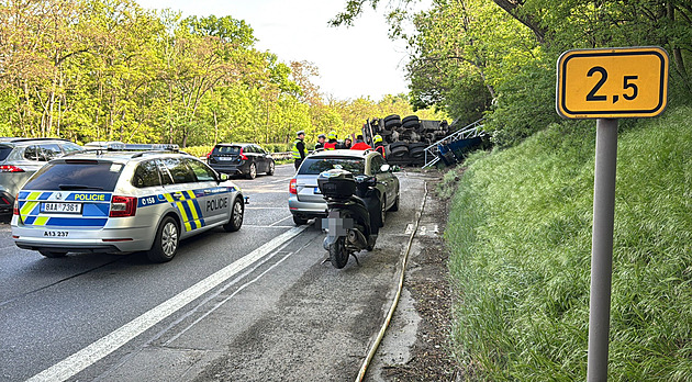Na Strakonické se ve směru do Prahy převrátil autojeřáb, v místě stojí kolony