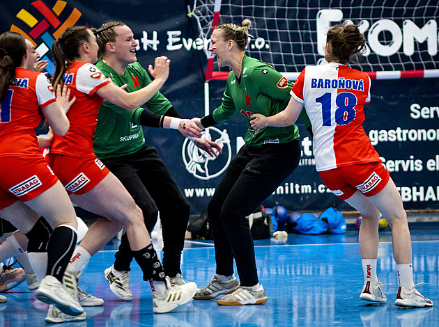 Lovosice, 10. 5. 2026, interliga h�zenk��ek, 2. z�pas semifin�le Slavia Praha - Ban�k Most. Slavia slav� v�hru, v zelen�m brank��ky Michaela Mal� (vlevo) a Karin �ez��ov�.