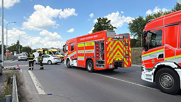 Střet motorkářky s autem omezil provoz na Jarově, ženu odvezli do nemocnice