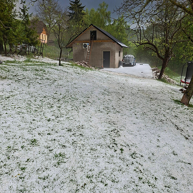 Bouřky zasáhly část Česka. Kvůli dešťům vyjížděli hasiči, blesk udeřil i do vlaku Bouřky zasáhly část Česka. Kvůli dešťům vyjížděli hasiči, blesk udeřil i do vlaku