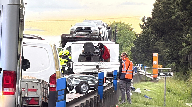 Dodávka srazila lidi měnící kolo. Provoz D11 na Prahu byl několik hodin omezen Dodávka srazila lidi měnící kolo. Provoz D11 na Prahu byl několik hodin omezen