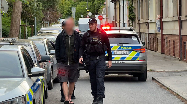 Policisté v Praze našli v autě pět kýblů marihuany. Řidiče okamžitě odvezli