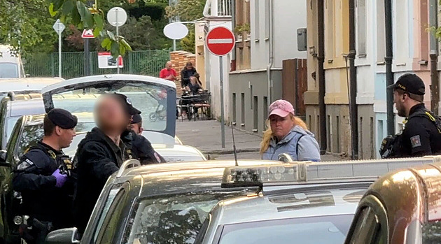 Policisté v Praze našli v autě pět kýblů marihuany. Řidiče okamžitě odvezli