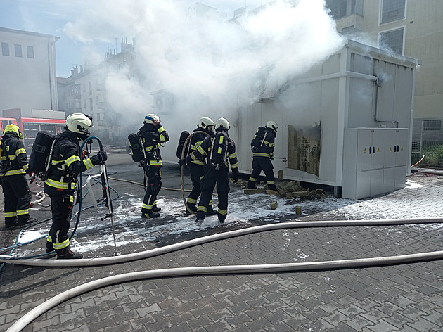Požár bateriového úložiště. Šíří se toxické zplodiny, nevětrejte, doporučují hasiči