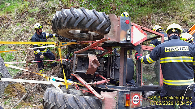 Traktor spadl ze srázu a zavalil muže. Hasiči ukázali snímky ze záchranné akce