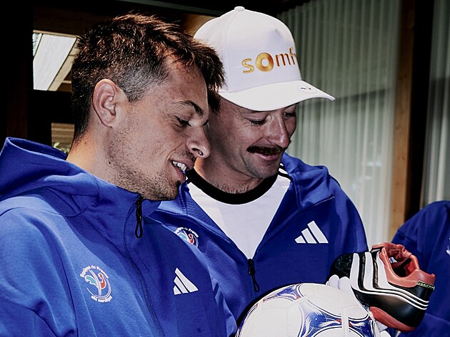 Adidas p�edstavil nov� z�vodn� kombin�zy francouzsk�ch reprezentac� v biatlonu,...