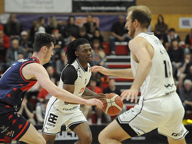 MAXA NBL playoff yarı finalleri: Brno, Pardubice'de ilkini kazandı