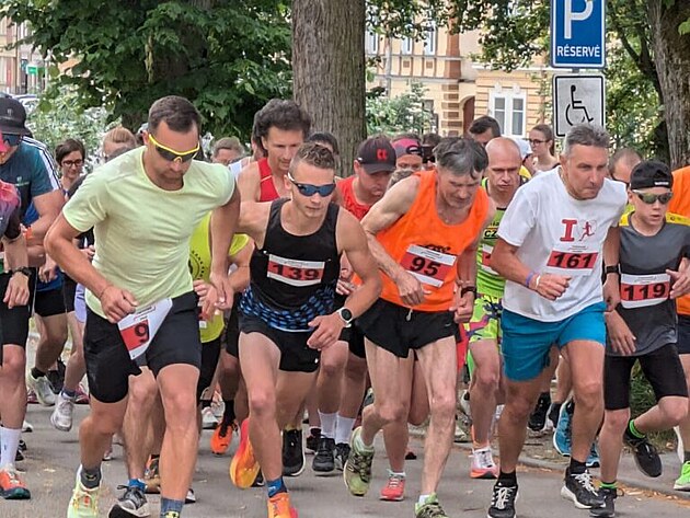 Ch�novsk� des�tka l�k� na sport i pivo. Pob�� se kolem jeskyn�