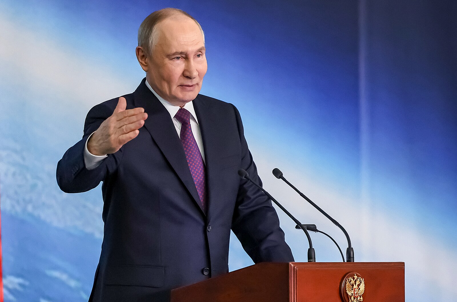 Budeme dál vyvíjet zbraně, jež překonají všechnu protiraketovou obranu, řekl Putin