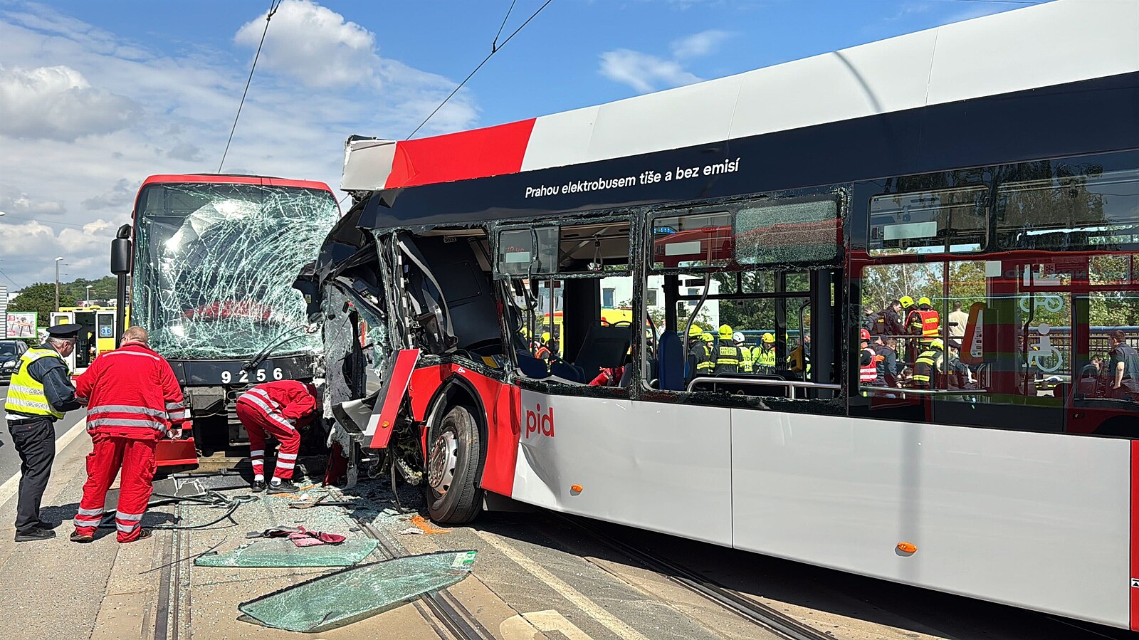 Škoda po srážce autobusu s tramvají je přes 20 milionů, policie hledá svědky